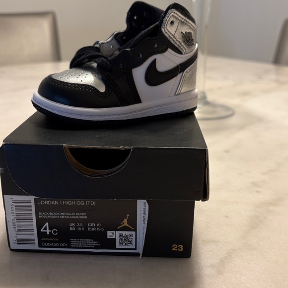 Jordan 1 High OG Toddler Sneakers Black and White - Picture 1 of 2